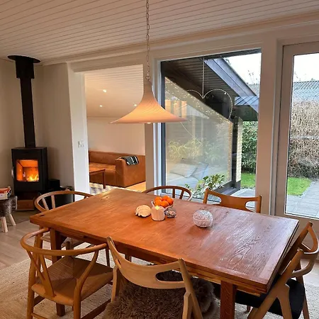 Villa Stylish And Peaceful Seaside Near It